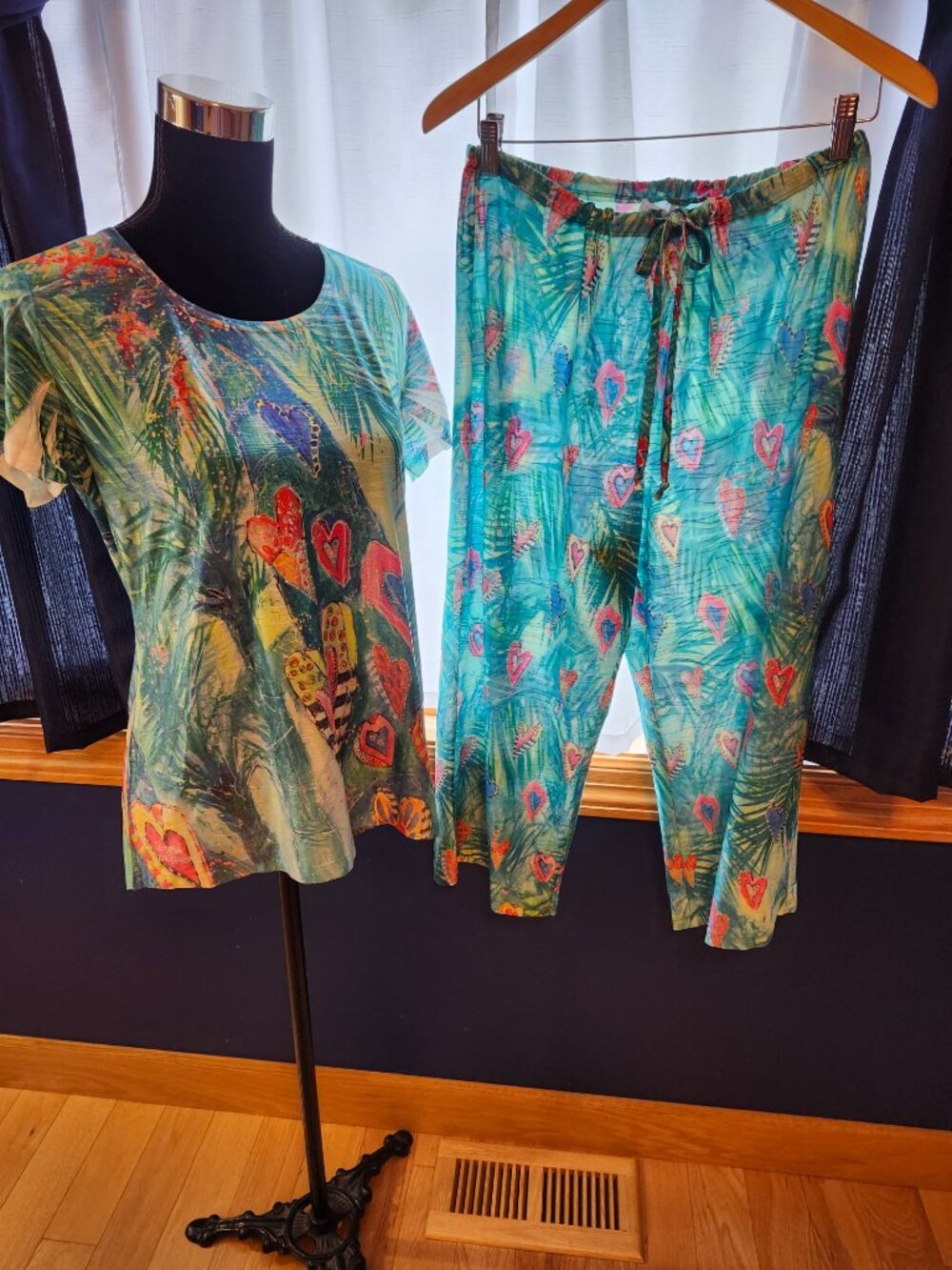 Leoma Lovegrove TWO Piece Set Tropical Heart Print Top & Capris Med-Large